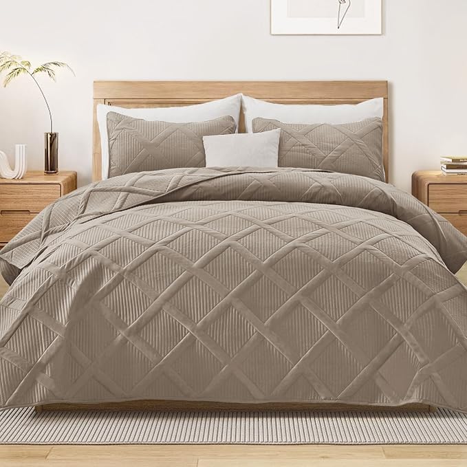 Exclusivo Mezcla Quilt Set Oversized King Size, 3 Pieces Taupe Cal King Quilt by ExclusivoMezcla