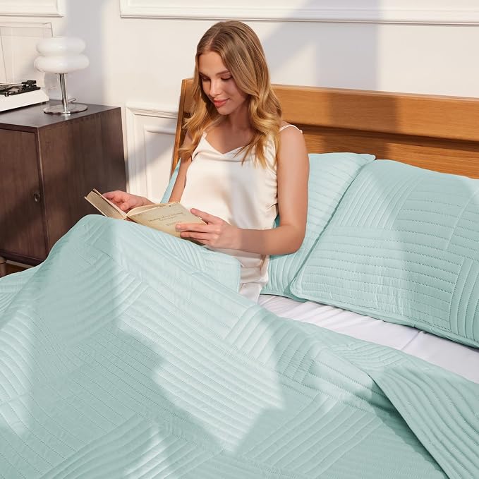 Whale Flotilla Ultra Soft Twin Quilt Bedding Set, Lightweight Microfiber Aqua - Image 3