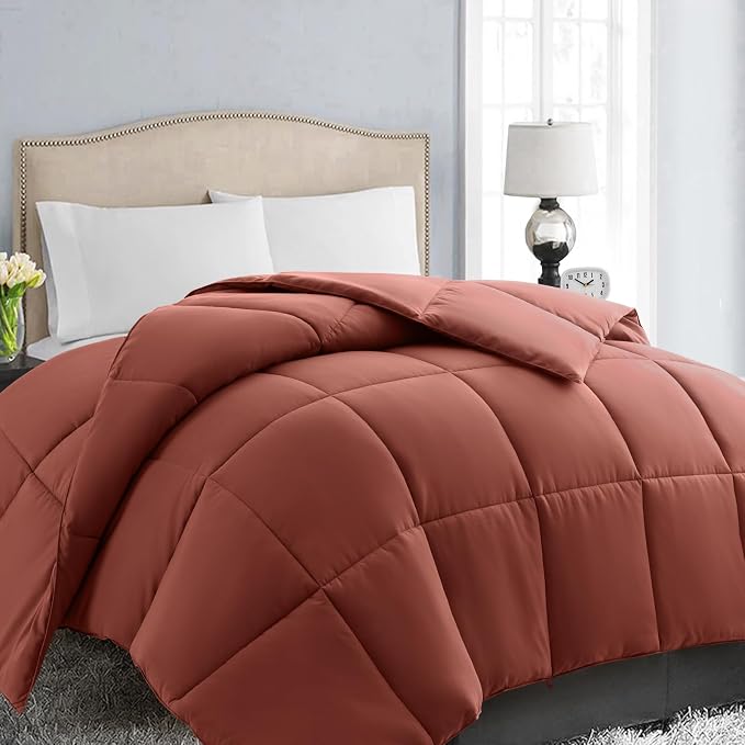 EASELAND King Size Down Alternative Comforter by EASELAND