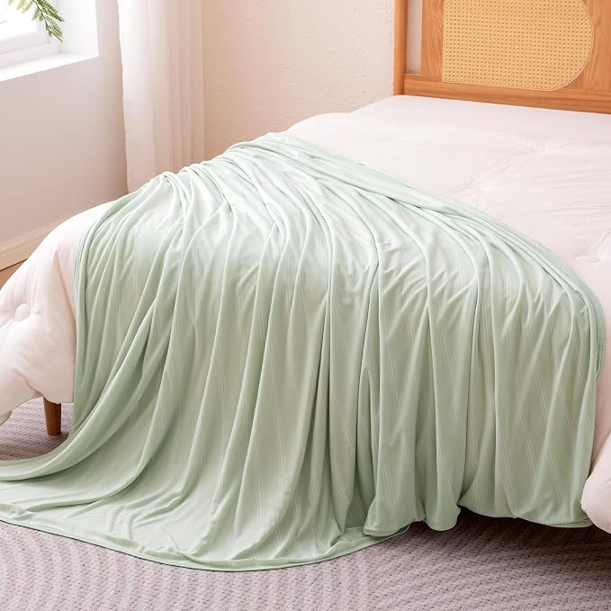 Amazon Basics Striped Cooling Blanket - Image 2