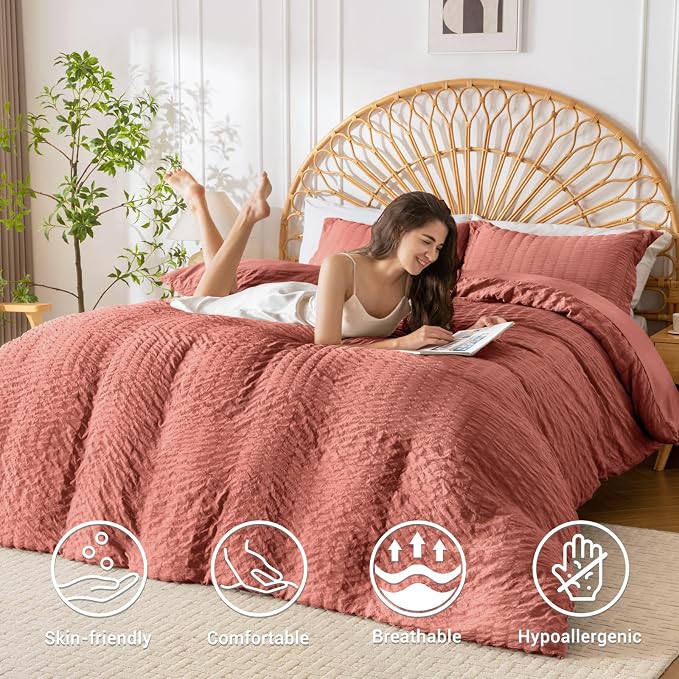 HYMOKEGE Coral Red Duvet Cover Full Size, Ultra Soft 3-Piece Seersucker Duvet - Image 2