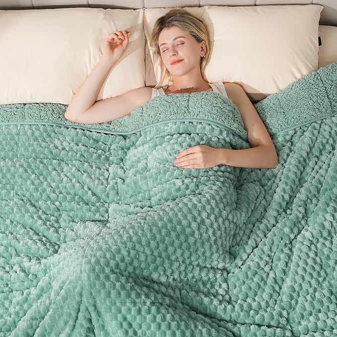 Super Fuzzy Soft Fleece Sherpa Weighted Blanket 20 lbs - Image 9