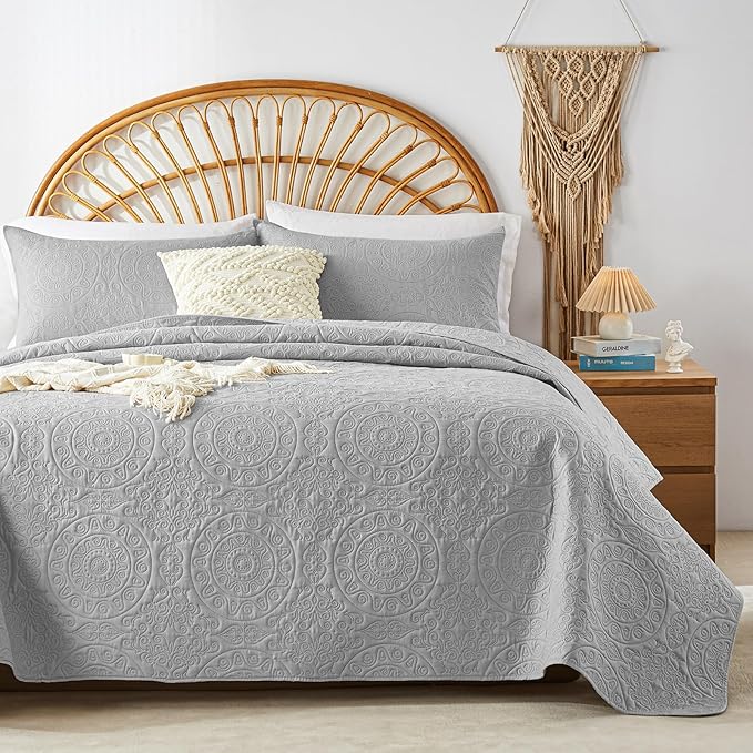 WURUIBO Light Gray Quilt Set Queen Size, Embossing Microfiber Full Bedspreads by WURUIBO
