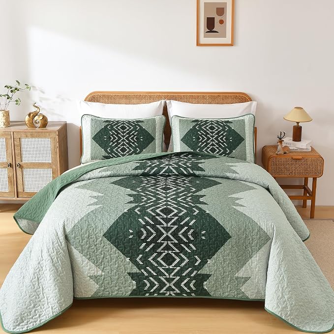 Dintszyayue Green Quilt Set Queen Size, 3 Piece Boho Aztec Texture Bedspread by Dintszyayue