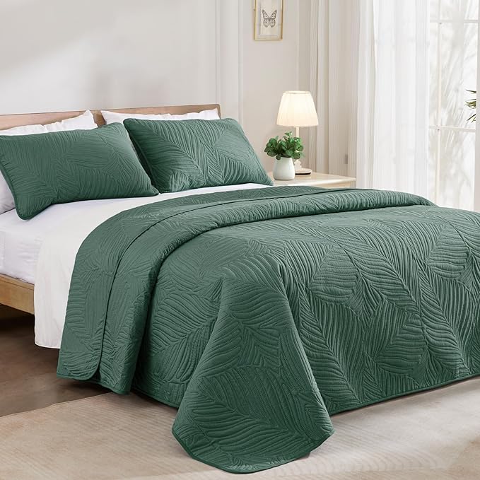 Exclusivo Mezcla California King Quilt Bedding Set, Lightweight Green Quilts - Image 2