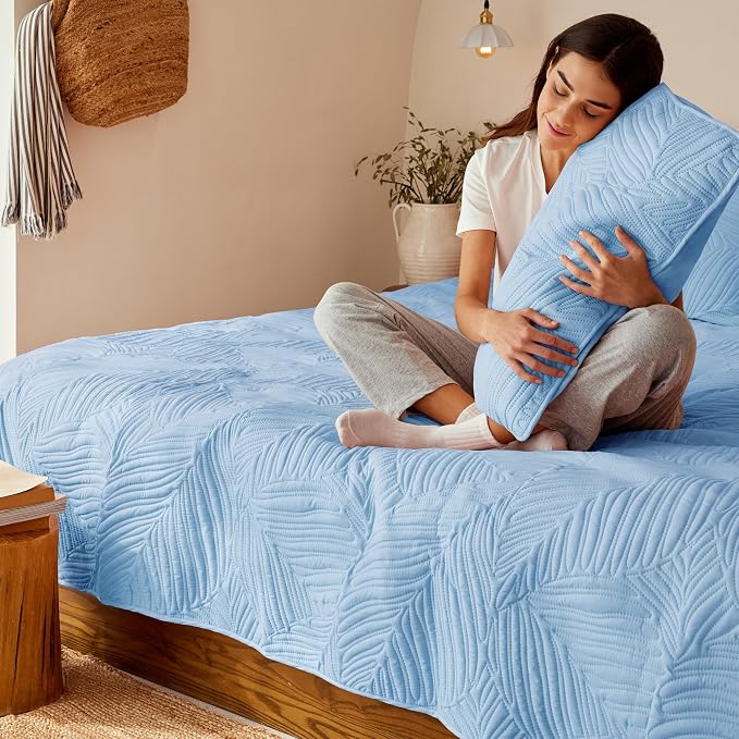Exclusivo Mezcla California King Quilt Bedding Set, Lightweight Sky Blue Quilts - Image 4