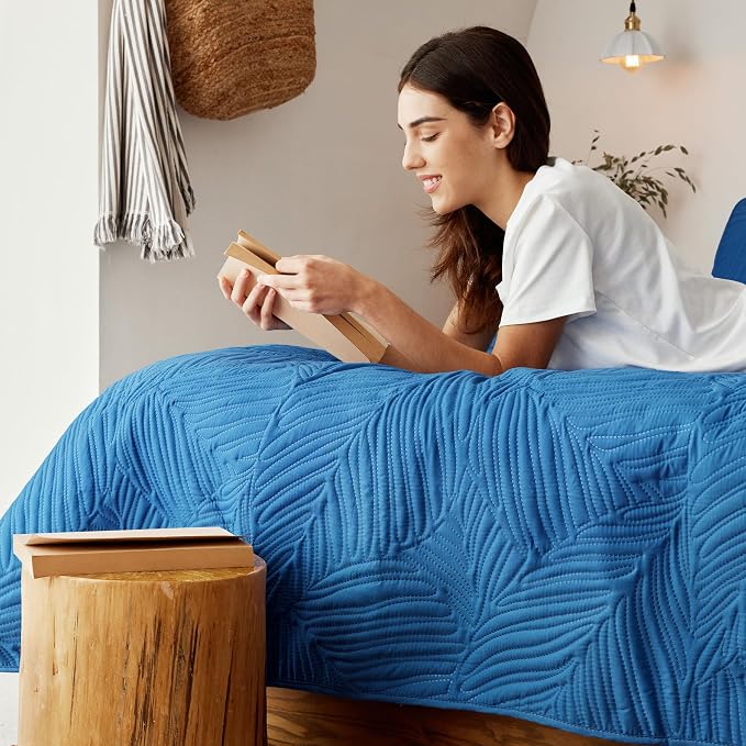 Exclusivo Mezcla California King Quilt Bedding Set, Lightweight Royal Blue - Image 4