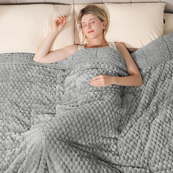 Super Soft Luxury Fleece Sherpa Weighted Blanket - Image 9