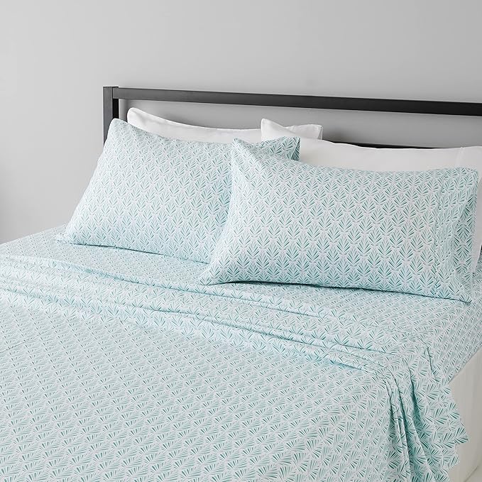 Amazon Basics Lightweight Breathable Wrinkle Resistant Microfiber 4-Piece Bed by AmazonBasics