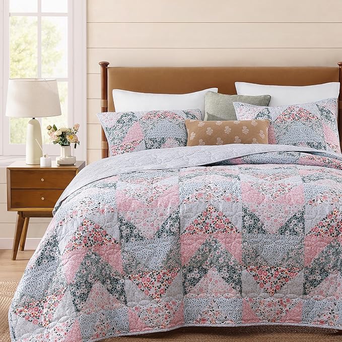 BLOOMHAVEN Quilt Set Twin Size, Patchwork Pink Floral Quilt Sets, Reversible by BLOOMHAVEN